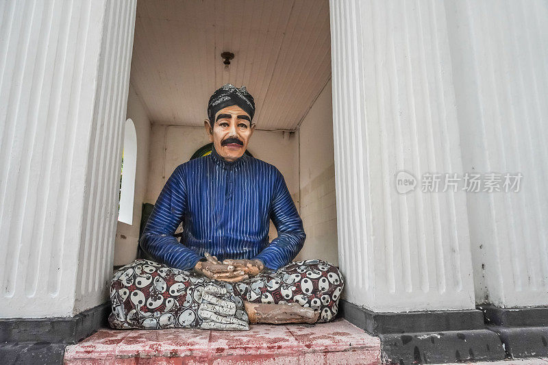 阿卜迪·达勒姆(Abdi Dalem)或日惹苏丹(Sultan of Yogyakarta)仆人的雕像，他们盘腿坐在宫殿门口，穿着白布、蜡染和传统服装。